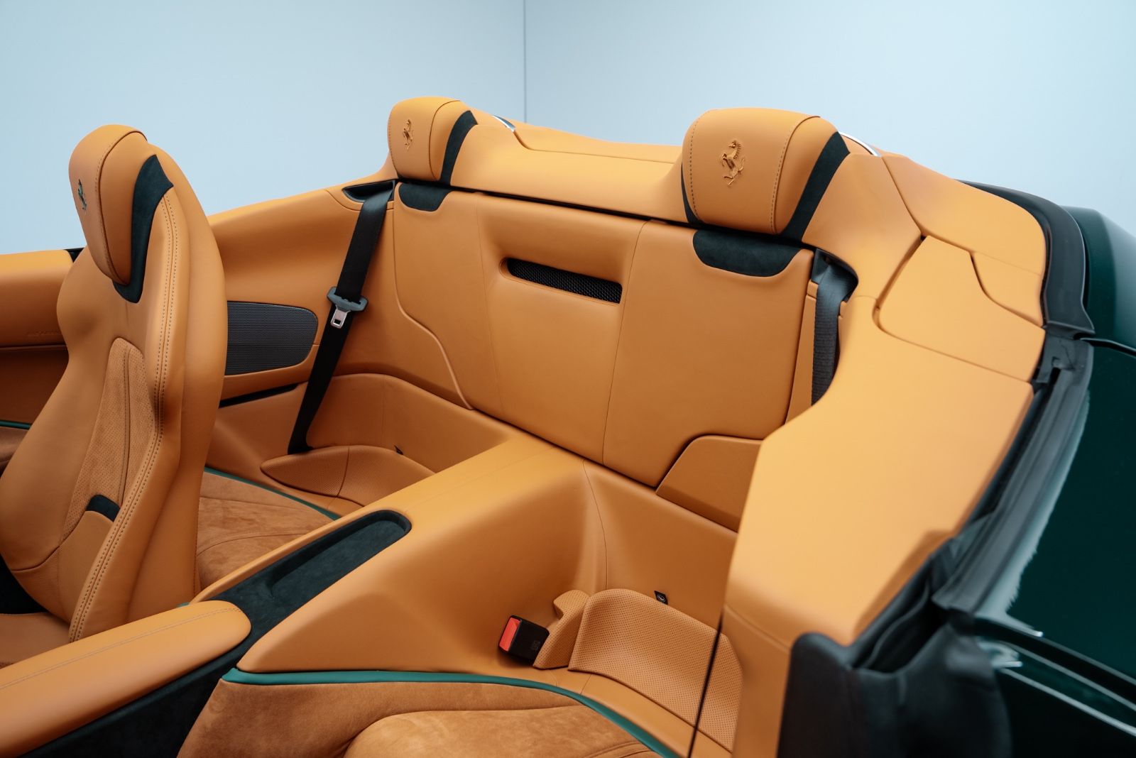 Fahrzeugabbildung Ferrari Roma Spider CARBON/SURROUND/HISTORICAL COLOUR