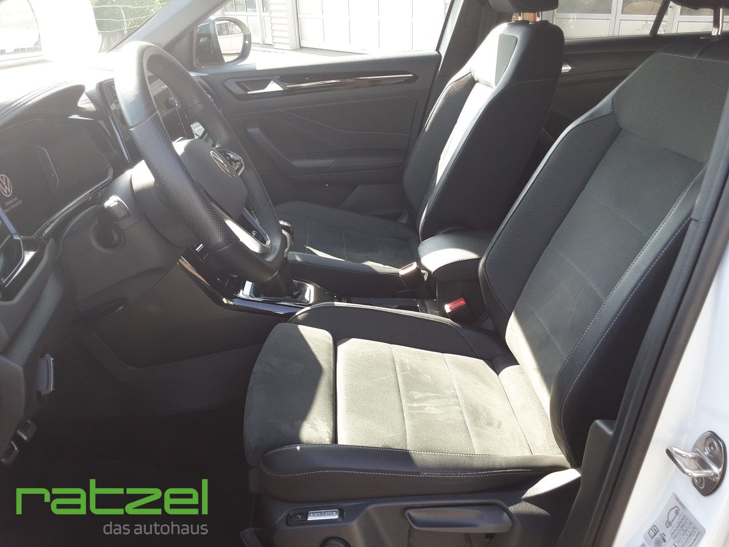 Fahrzeugabbildung Volkswagen T-Roc R-Line 1.5 TSI Sportpaket StandHZG AHK-abn