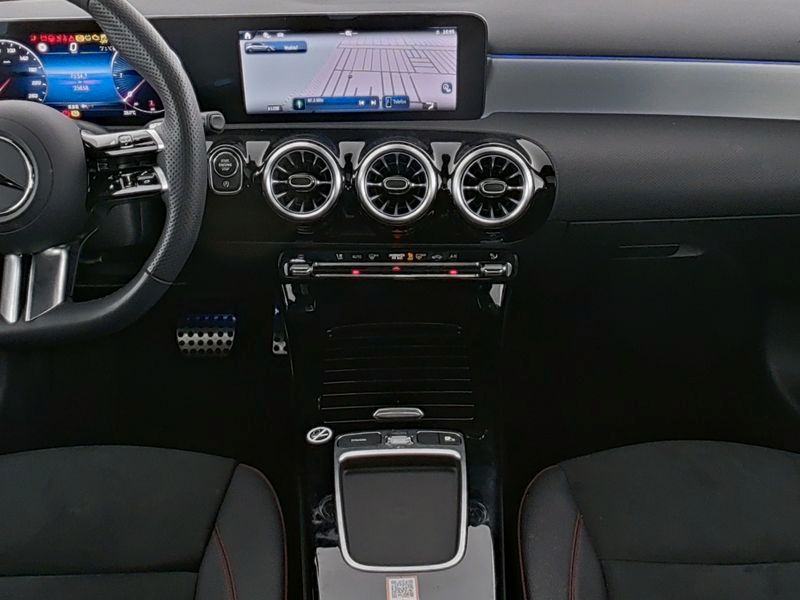 Fahrzeugabbildung Mercedes-Benz A 200 d AMG+AHK+PANO+MULTIB+360°+DISTR+LHZ+TOTW+