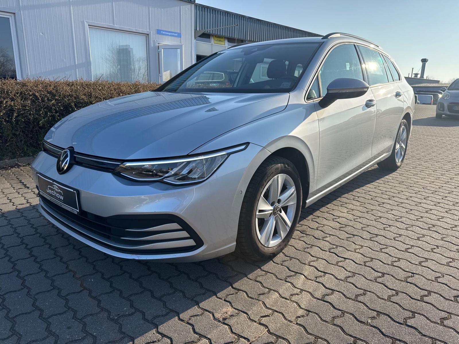 Volkswagen Golf VIII 1.5 eTSI Life Acc Rfk Lenkrad beh.