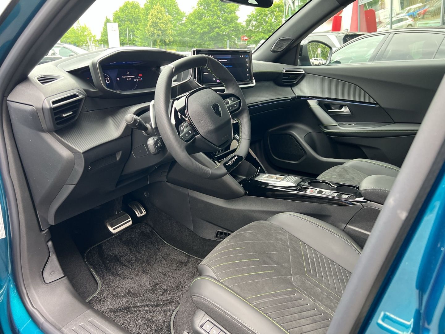 Fahrzeugabbildung Peugeot 2008 GT HYBRID 145 e-DSC6 El. Panodach Navi ACC