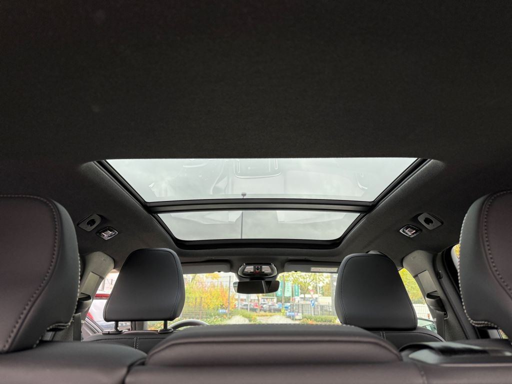 VOLVO XC40 B3 B DKG Ultra Black Edition RFK NAVi Winte VOLVO XC40 B3 B DKG Ultra Black Edition RFK NAVi Winte
