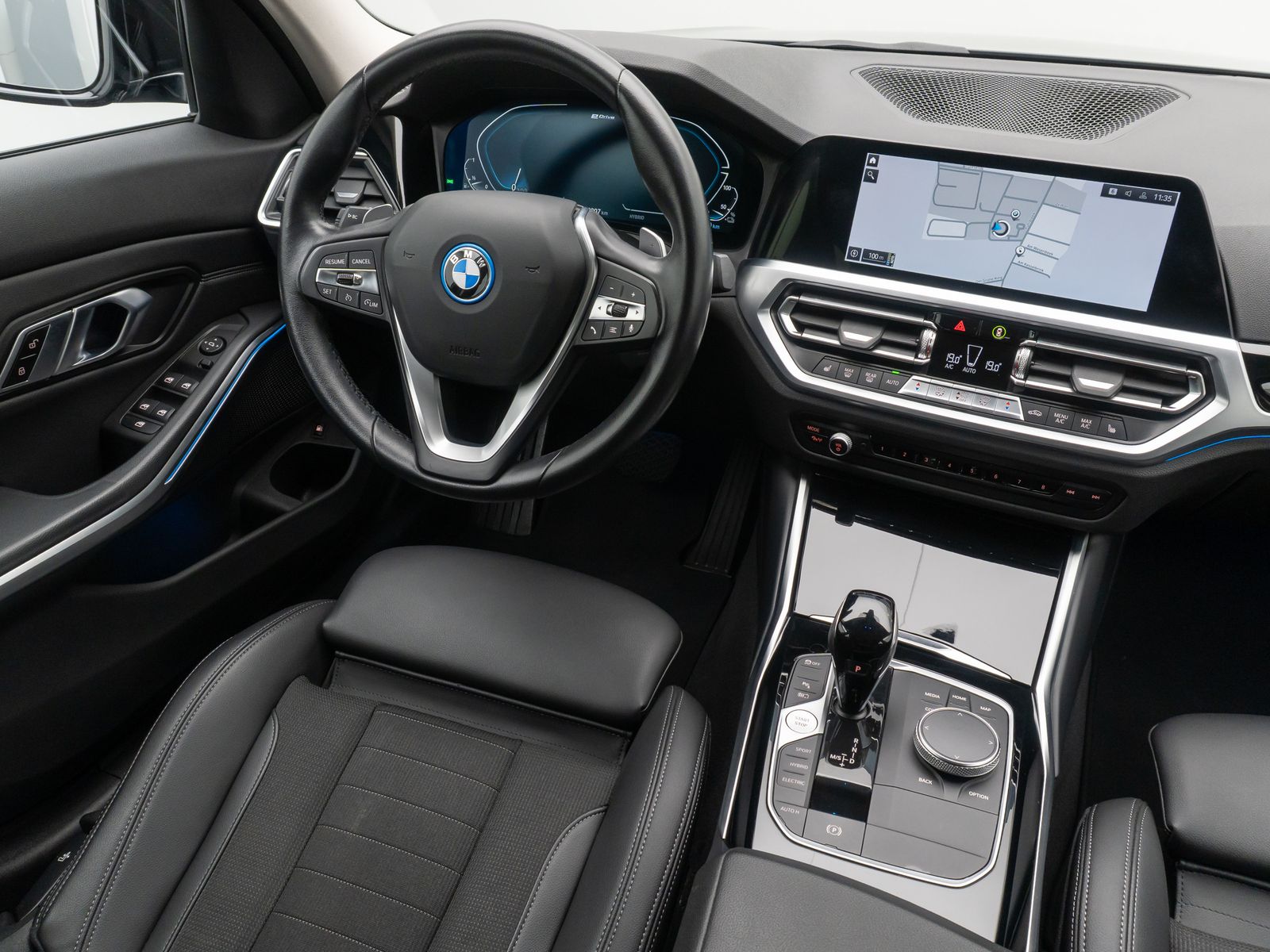 Fahrzeugabbildung BMW 320e Sport Line Alarm DAB PDC GeschwindigReg 18"