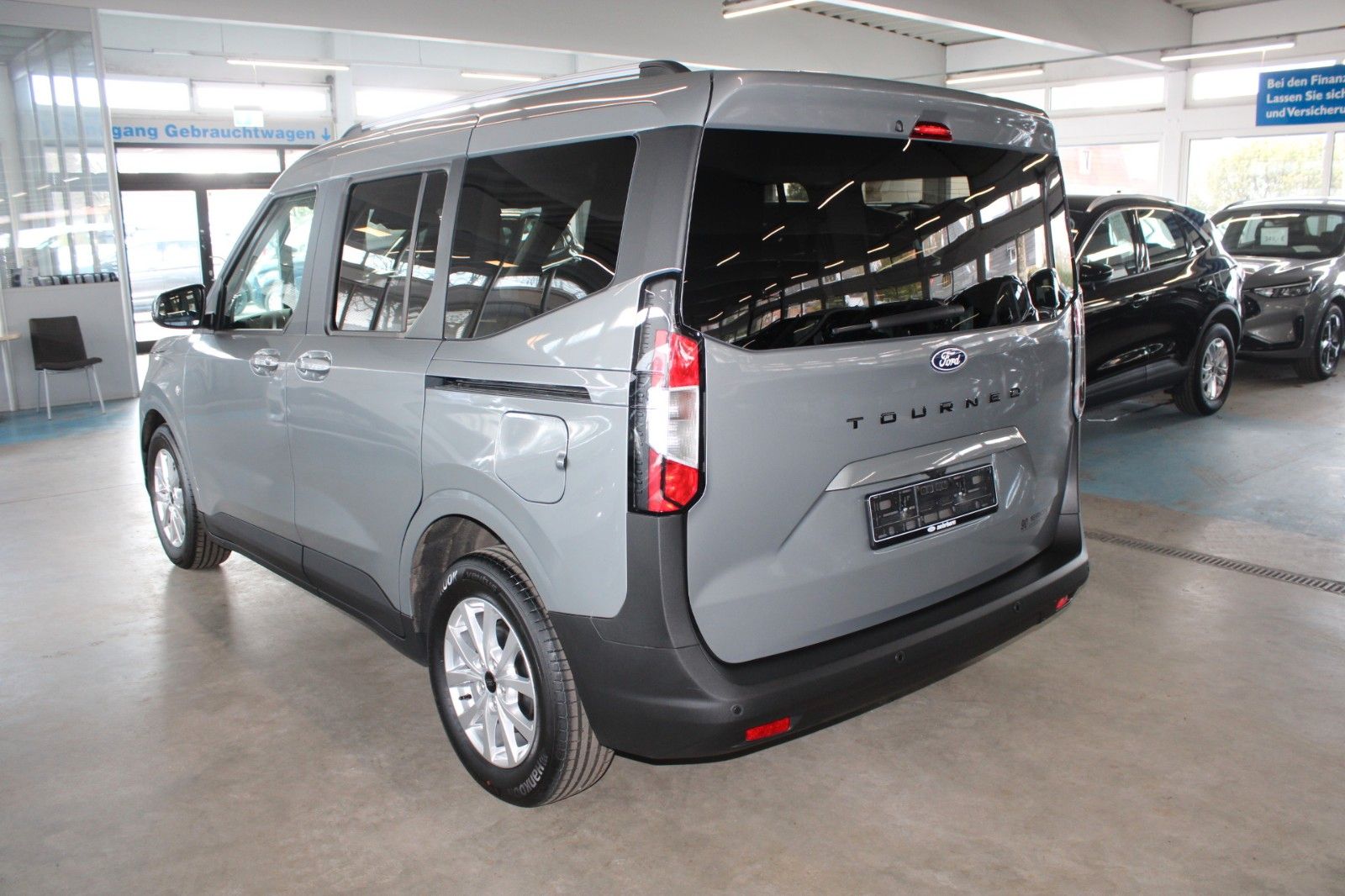 Fahrzeugabbildung Ford Tourneo Courier Titanium Automatik FahrerAssPak