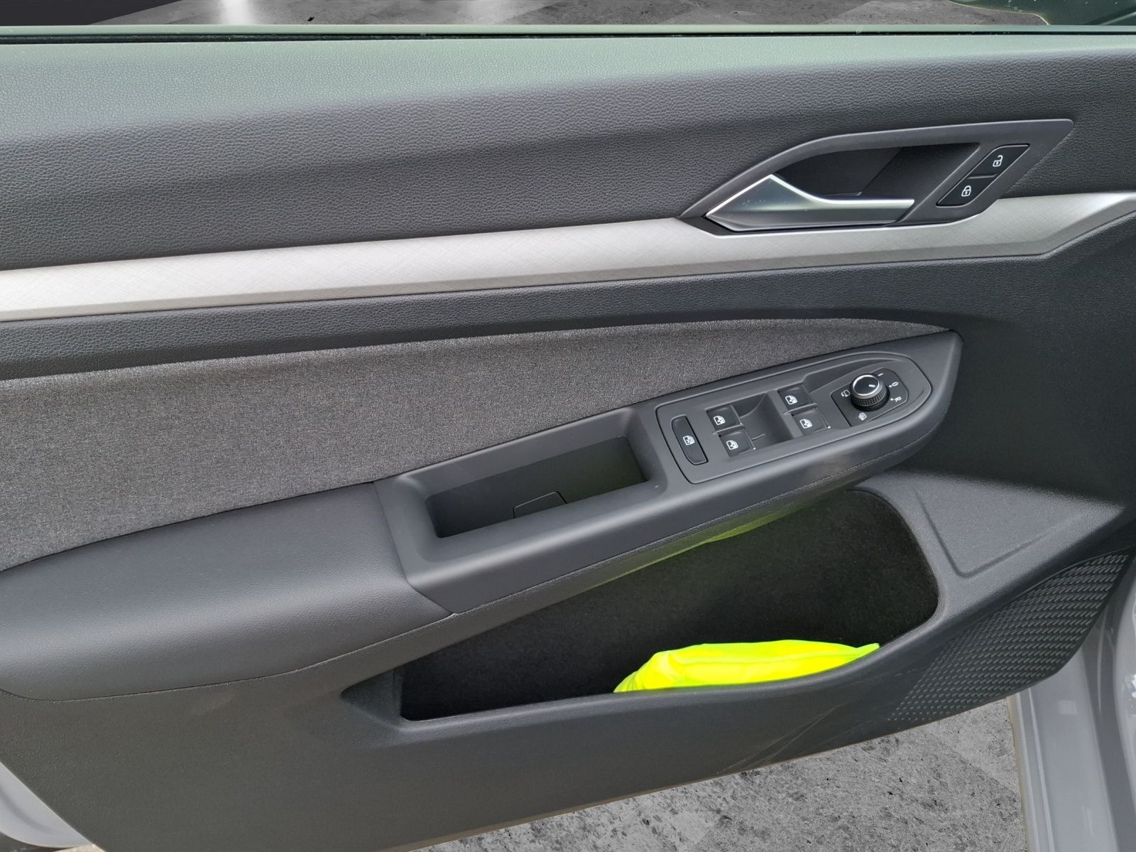 Fahrzeugabbildung Volkswagen Golf VIII TSI Life LED Navi AID ACC RFK SHZ