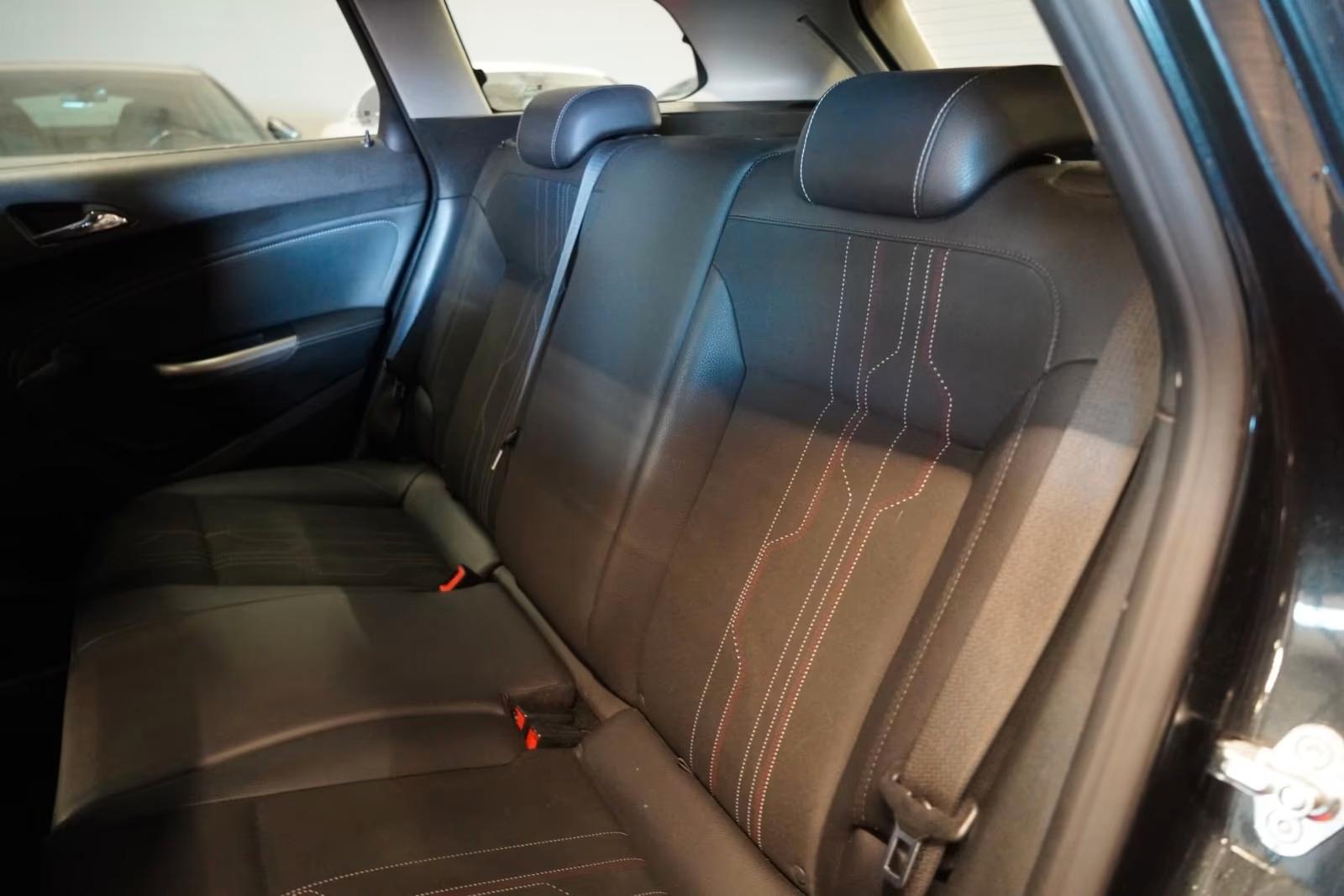 Opel Astra 2012 — photo 22