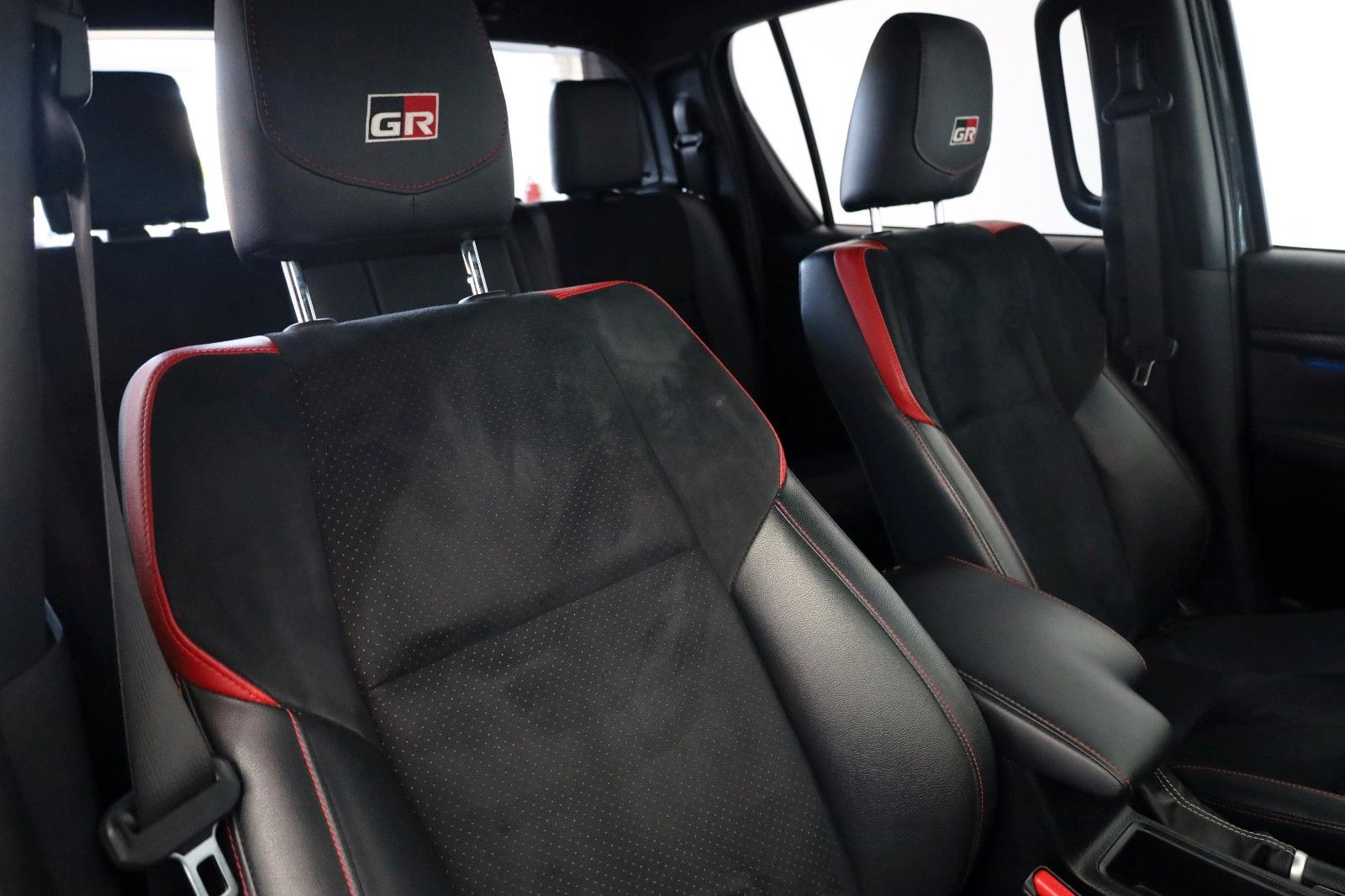 Fahrzeugabbildung Toyota Hilux 2.8 D-4D GR Sport,Alcant,.ACC,Rollo el,AHK