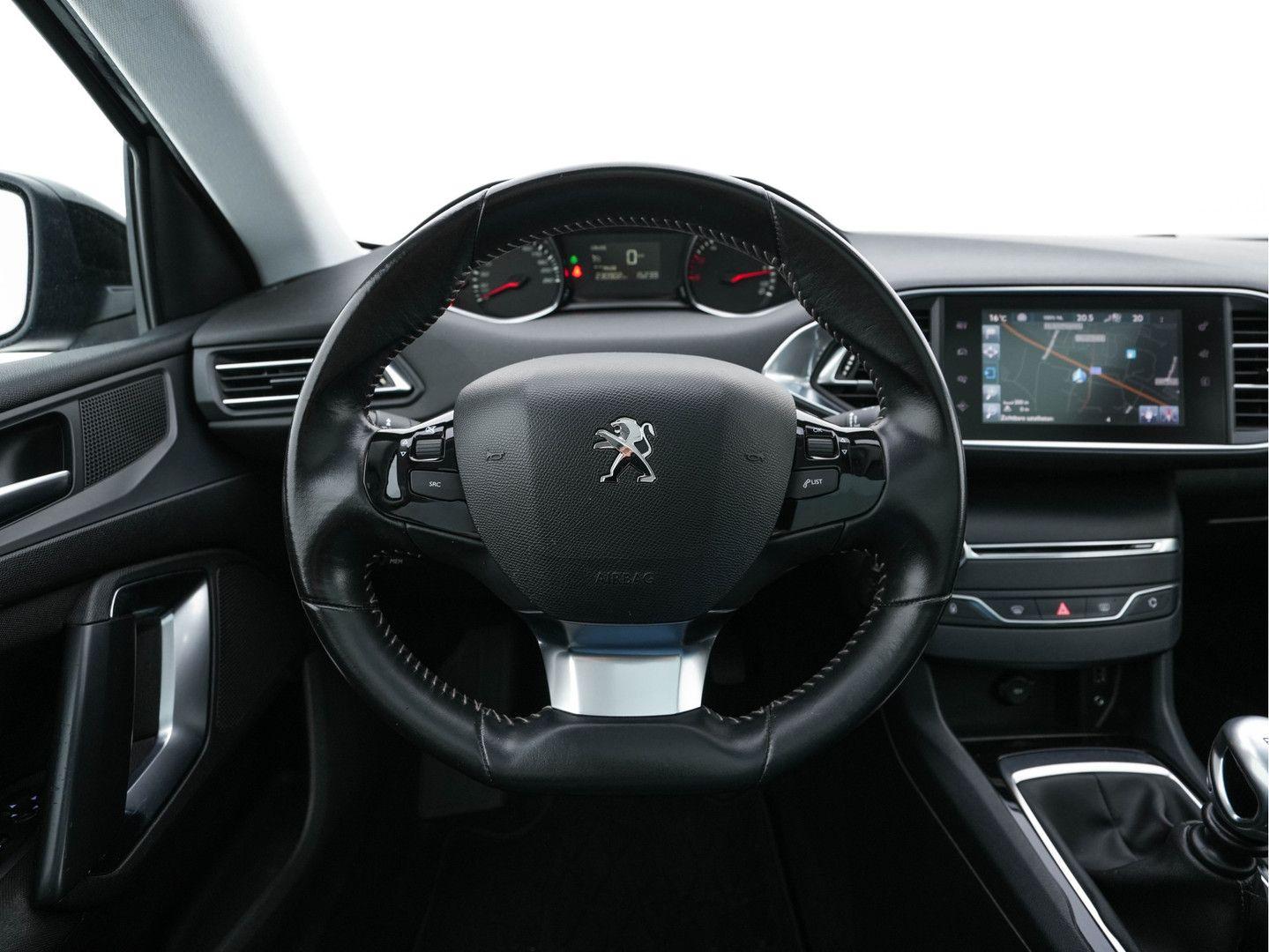 Peugeot 308 2015 — photo 17
