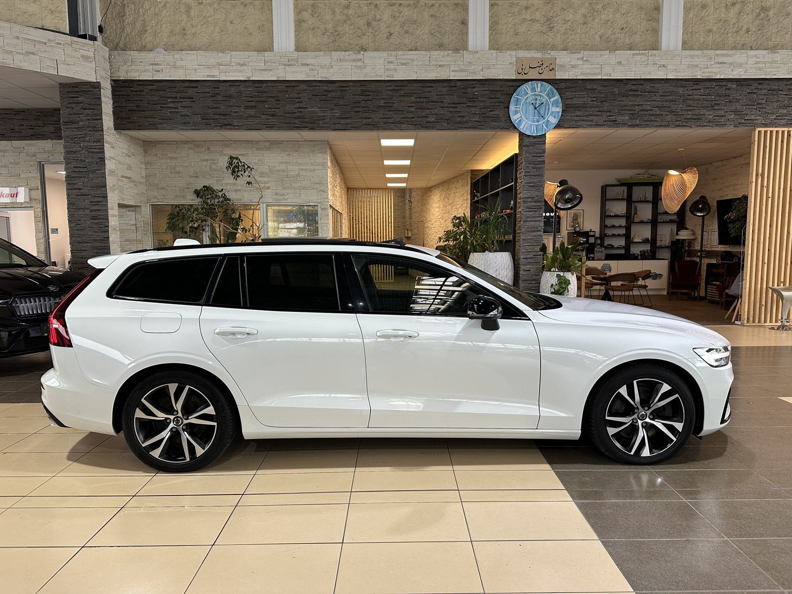 Volvo V60 AWD R Design Leder Pano. Harman Kardon LED foto 4