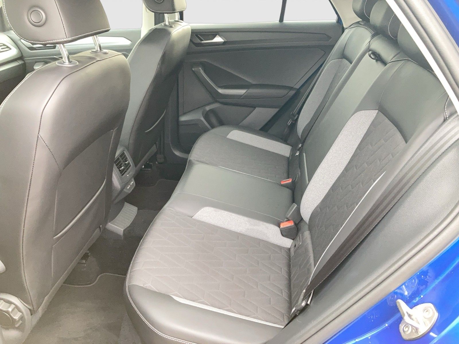 Fahrzeugabbildung Volkswagen T-Roc TSI Goal DSG LEDplus Navi AID ACC SHZ Park