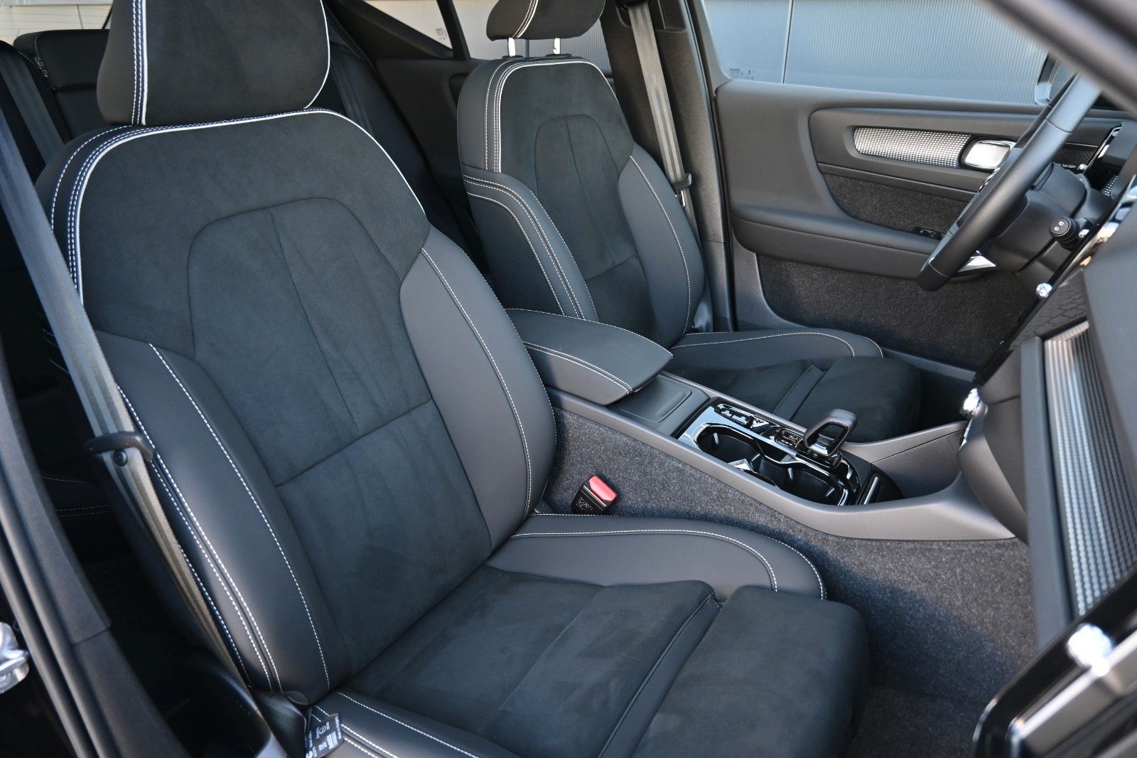 Fahrzeugabbildung Volvo XC40 B4 DSG Ultra Dark*PANO*RFK*ACC