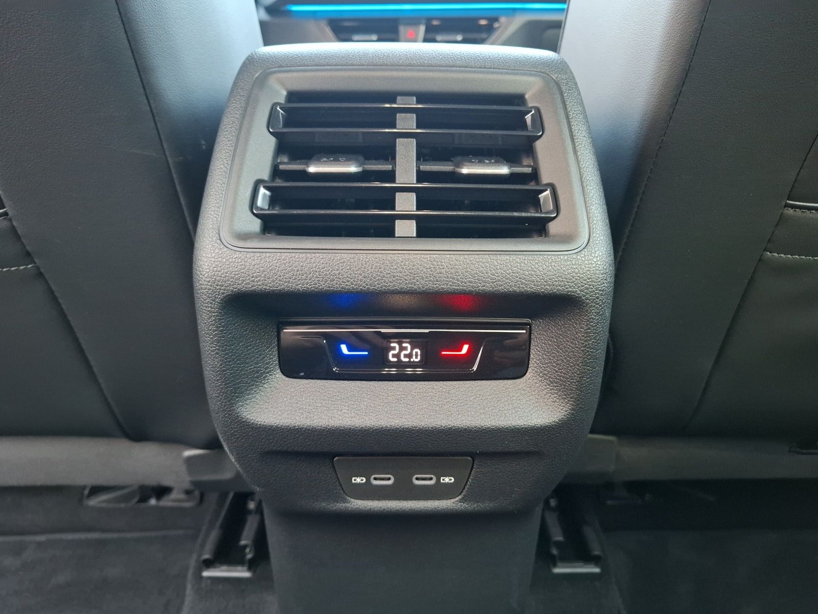 Fahrzeugabbildung Volkswagen Tayron TDI Life DSG 4M LED AHK Navi AID ACC RFK