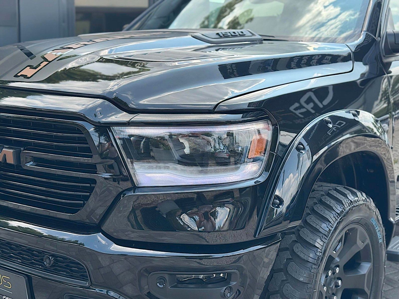 Fahrzeugabbildung Dodge RAM 5.7 V8 HEMI LARAMIE Night 4x4 eTorq  Tesla