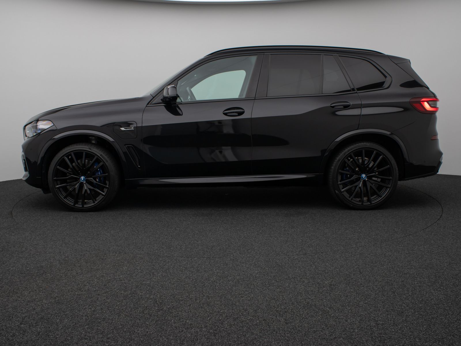 Fahrzeugabbildung BMW X5 xD45e M Sport Panorama Laser 360°HUD DAB HiFi