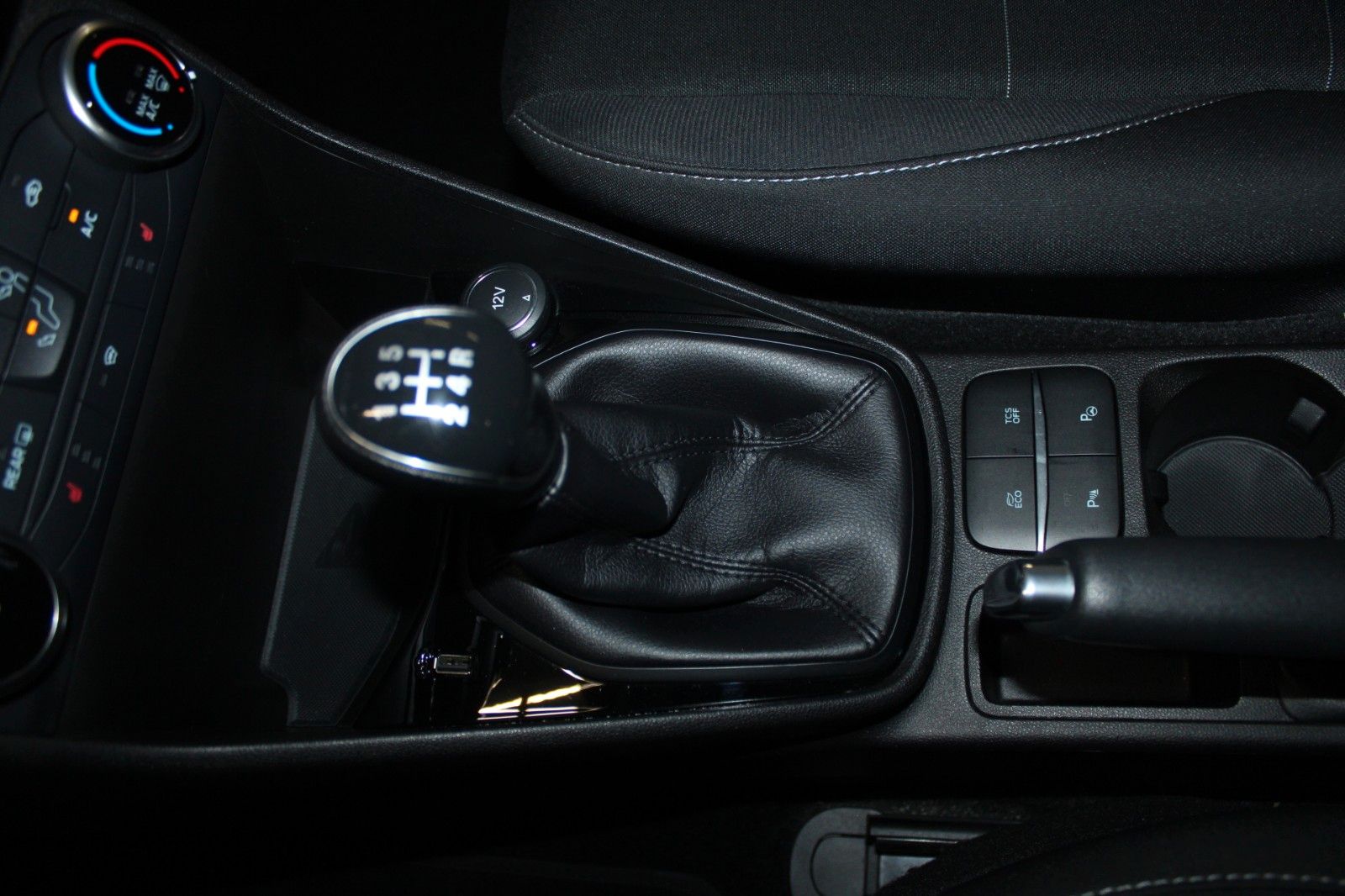 Fahrzeugabbildung Ford Fiesta Cool & Connect 5-T CAM PDC KLIMA WinterP.