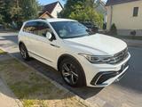Volkswagen VW Tiguan R Line 1,5 TSI - Volkswagen Tiguan mit Benzin-Antrieb: Limousine, Automatik