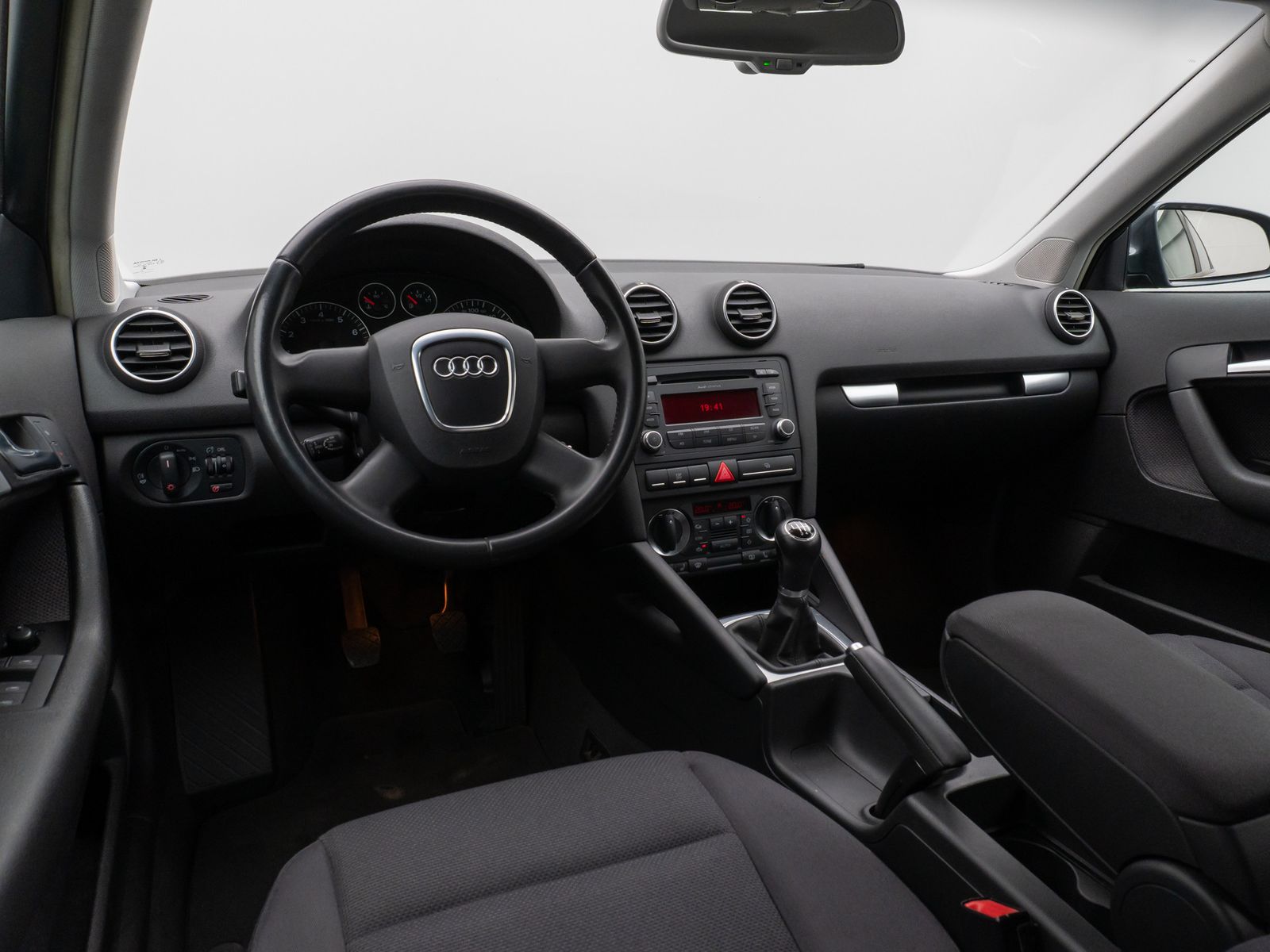 Fahrzeugabbildung Audi A3 Sportback 1.6 FSI Ambiente Sitzhzg PDC Xenon