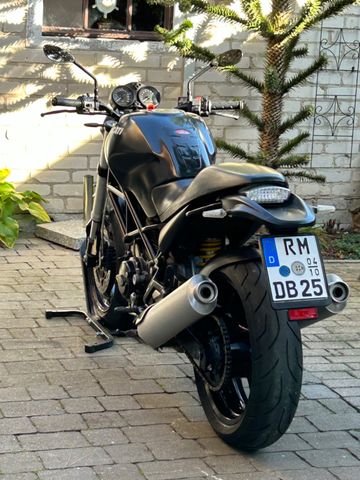 Ducati Monster 695 dark