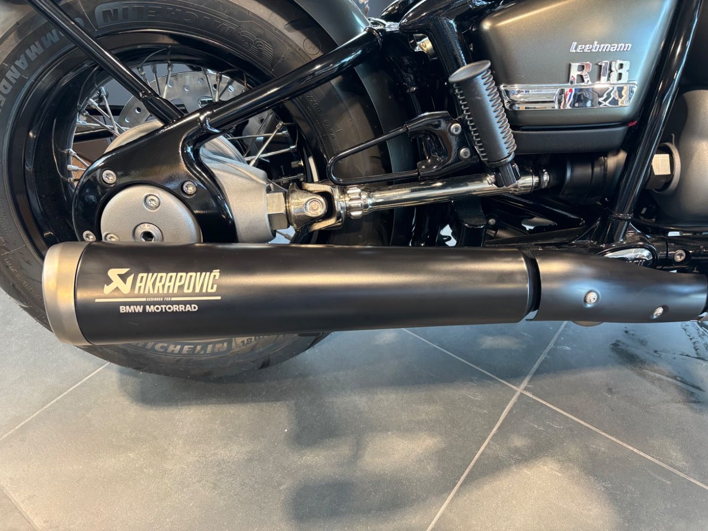 Fahrzeugabbildung BMW R 18 Bobber Akrapovic Beachbar Lenker