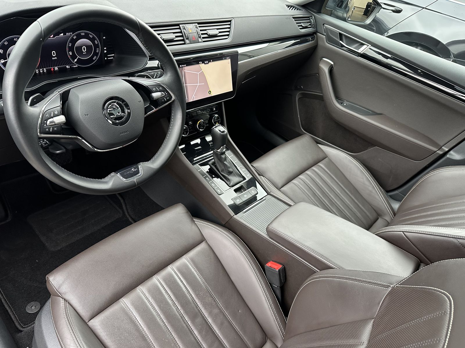 Fahrzeugabbildung SKODA Superb Combi 2.0 TDI 4x4 DSG L&K NAV+LED+PANO+VC