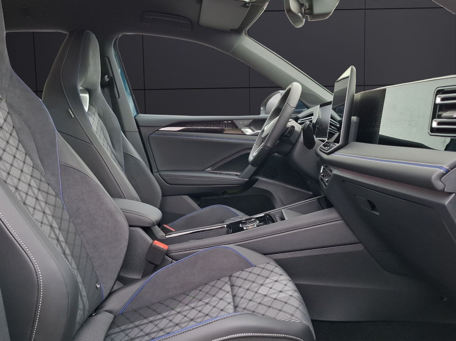 Fahrzeugabbildung Volkswagen Tiguan eTSI R-Line DSG Standhzg. Matrix AHK Navi