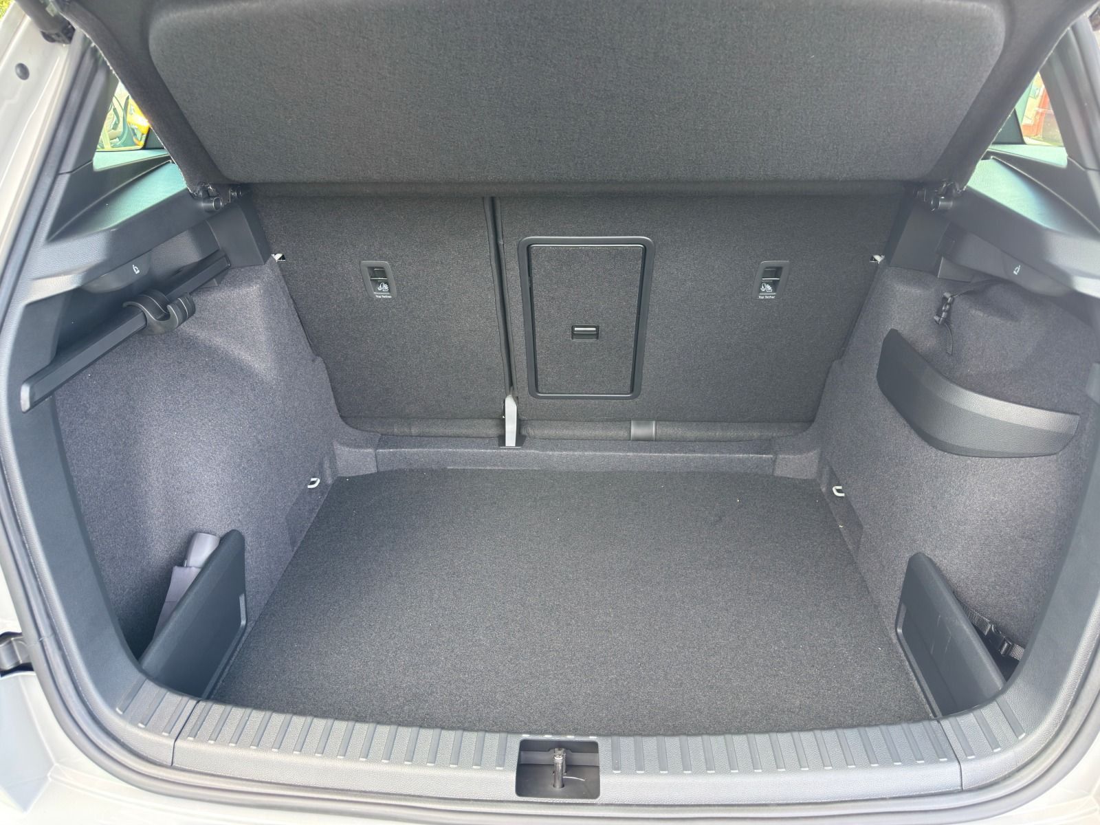 Fahrzeugabbildung SKODA Karoq Sportline 1.5TSI DSG*360°Cam*AHK*eHeck*19Z