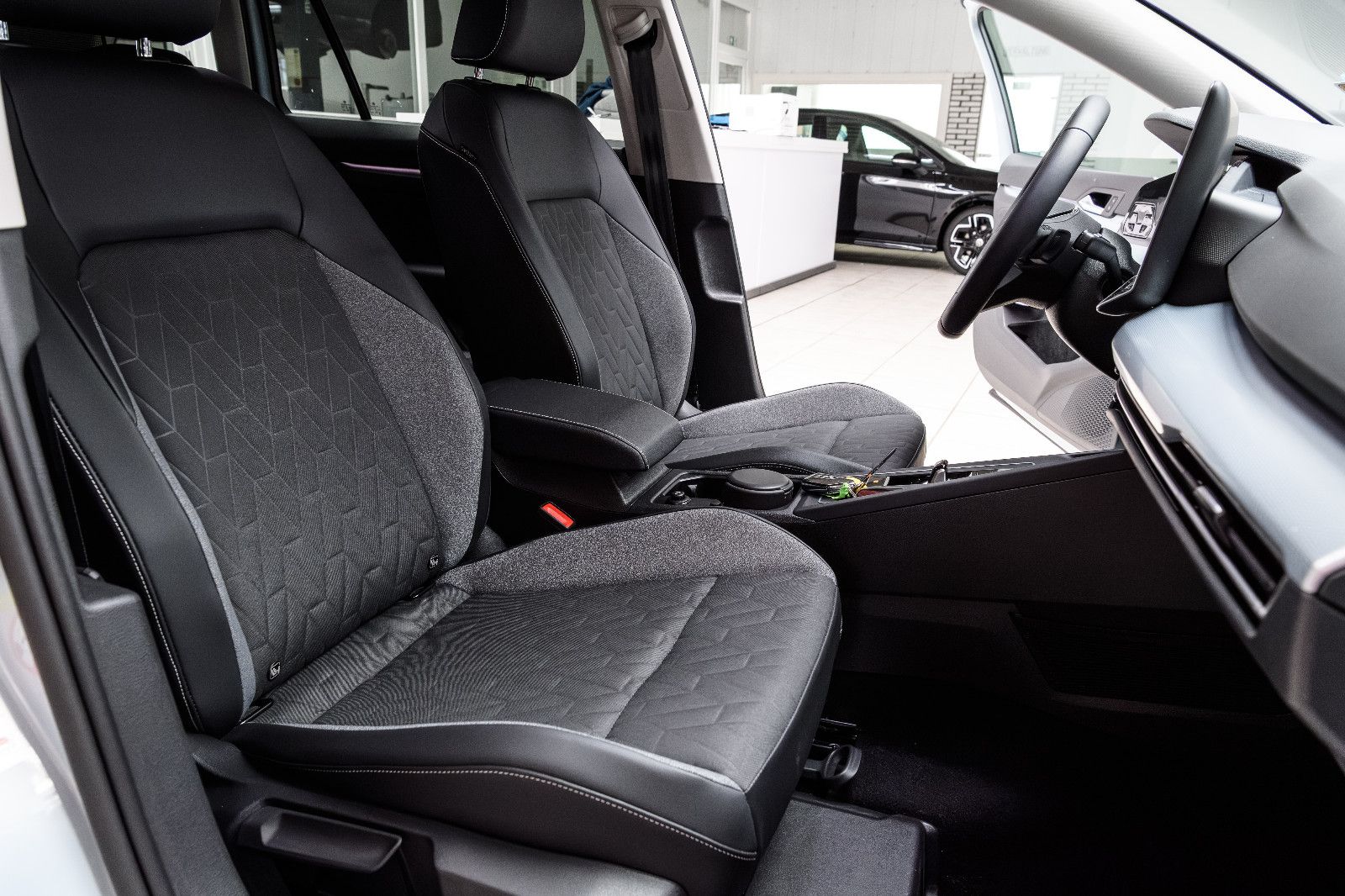 Fahrzeugabbildung Volkswagen Golf VIII Variant Goal 1.5 eTSI DSG LED+KAM+APP