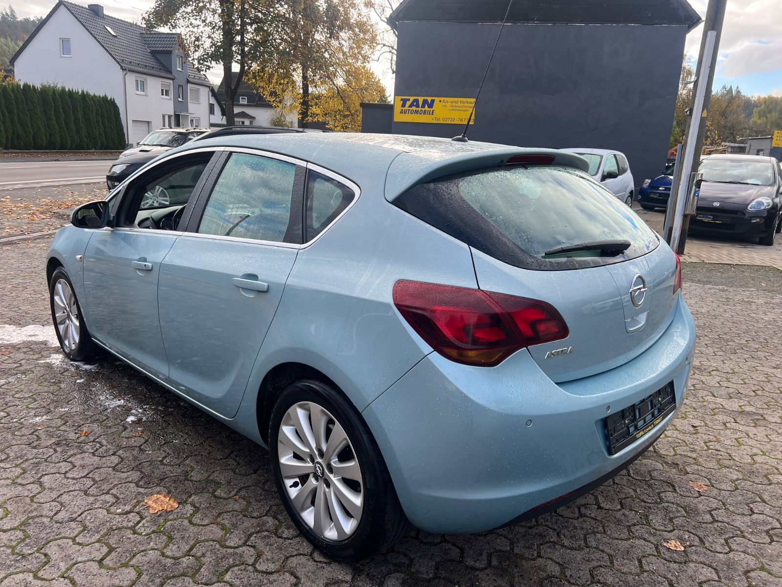 Fahrzeugabbildung Opel Astra J Lim. 5-trg. Cosmo AUTOMATIK