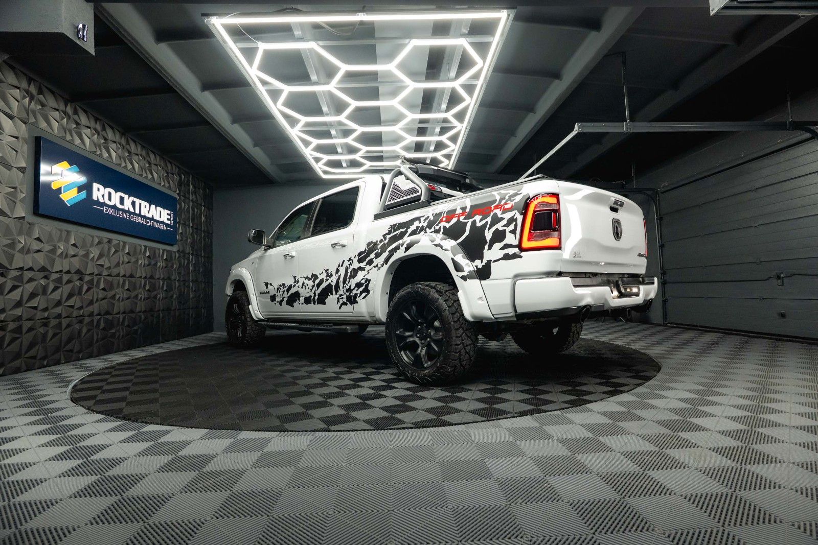 Fahrzeugabbildung Dodge RAM 5.7 V8 HEMI 4x4 OFFROAD Night-Paket *LED*