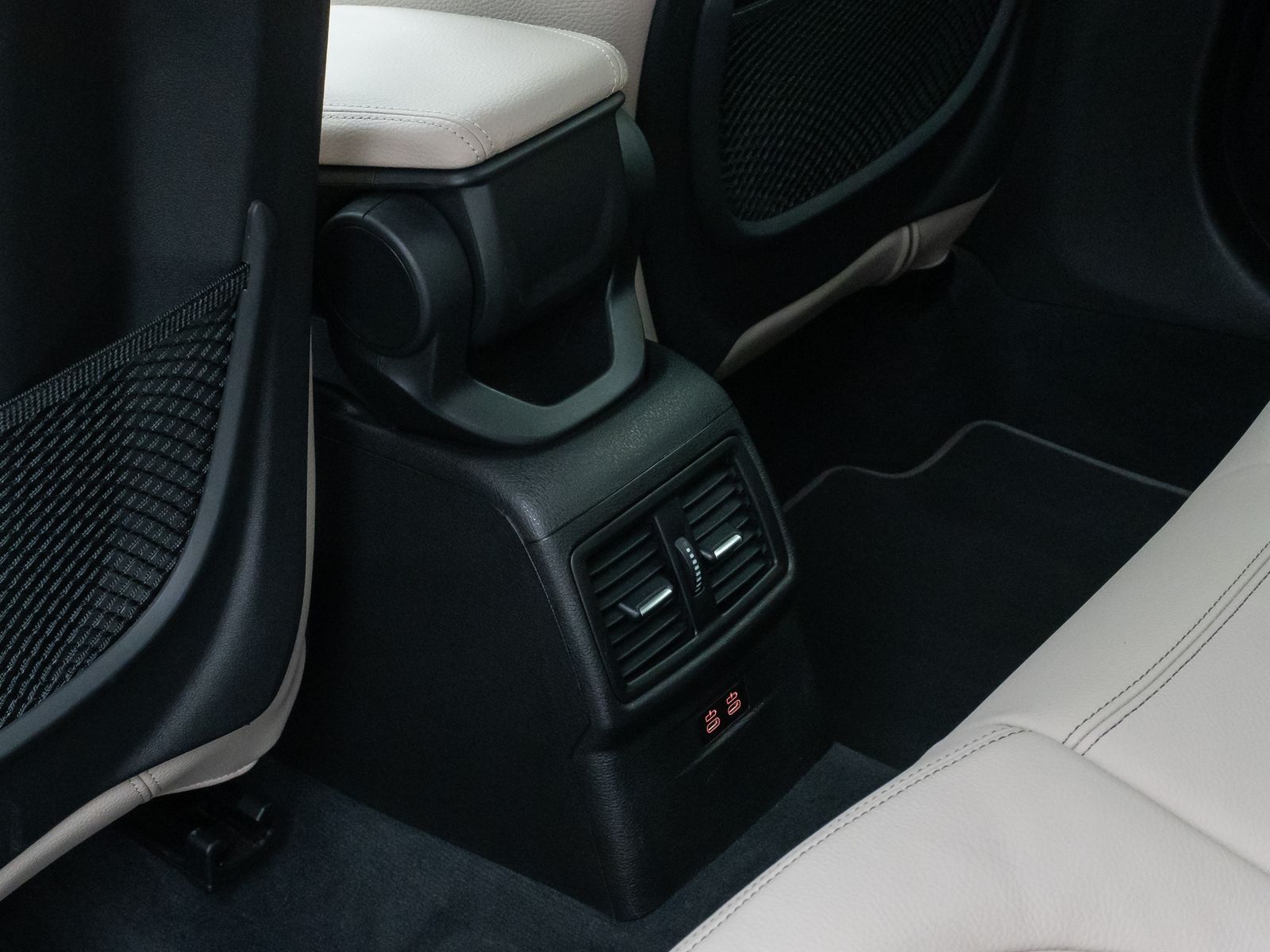 Fahrzeugabbildung BMW X1 xD20i xLine Kamera HUD DAB HiFi Komfort Sport
