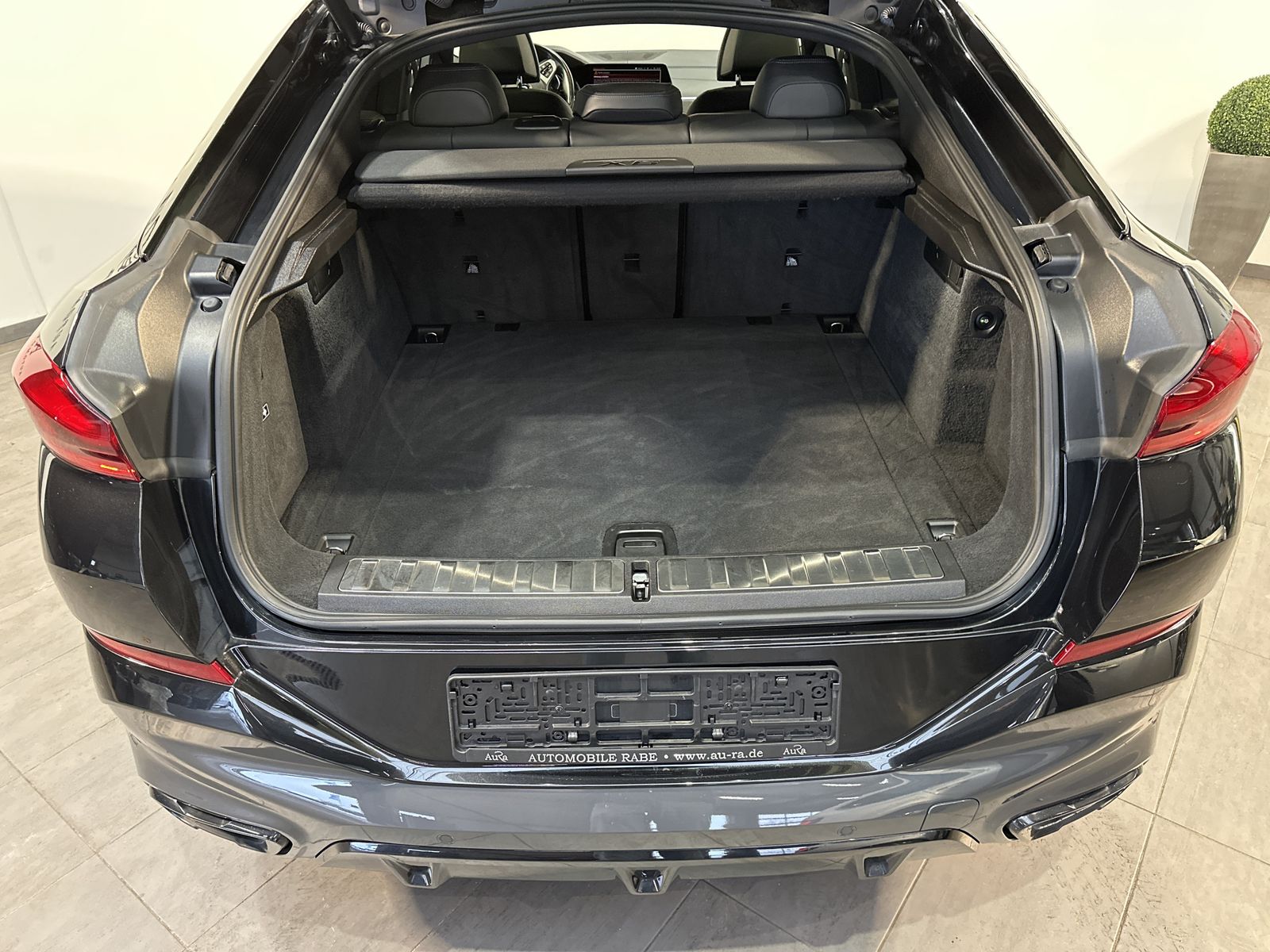 Fahrzeugabbildung BMW X6 xDrive40d M-Sport NAV+LASER+AHK+PANO+HEAD-UP