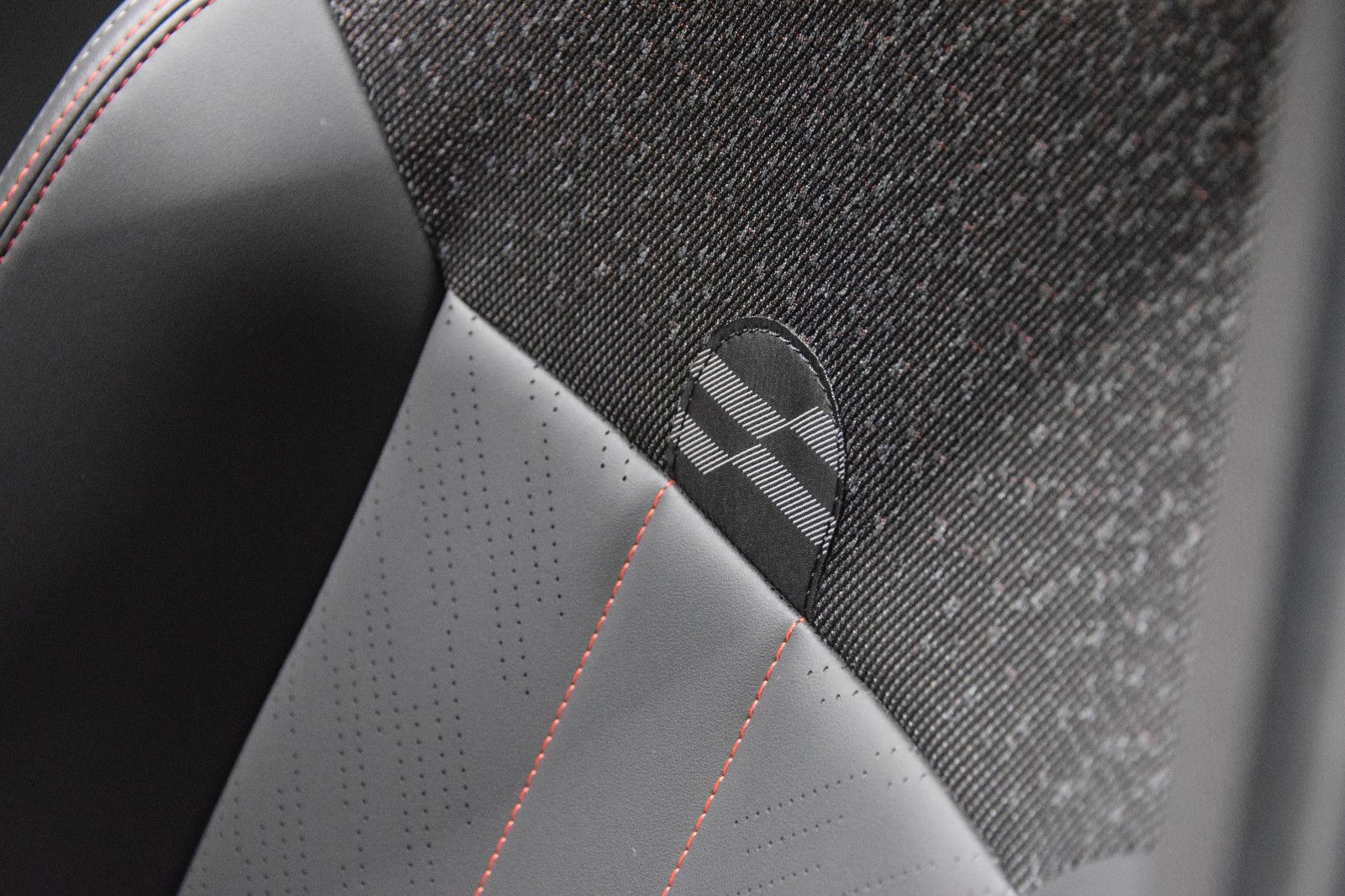 Fahrzeugabbildung MINI Cooper C John Cooper Works Trim HuD Pano Leder