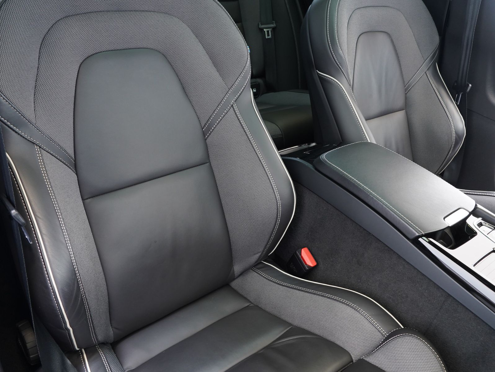 Fahrzeugabbildung Volvo V60 T6 AWD Recharge Plug-In R Design ACC/4C/AHK