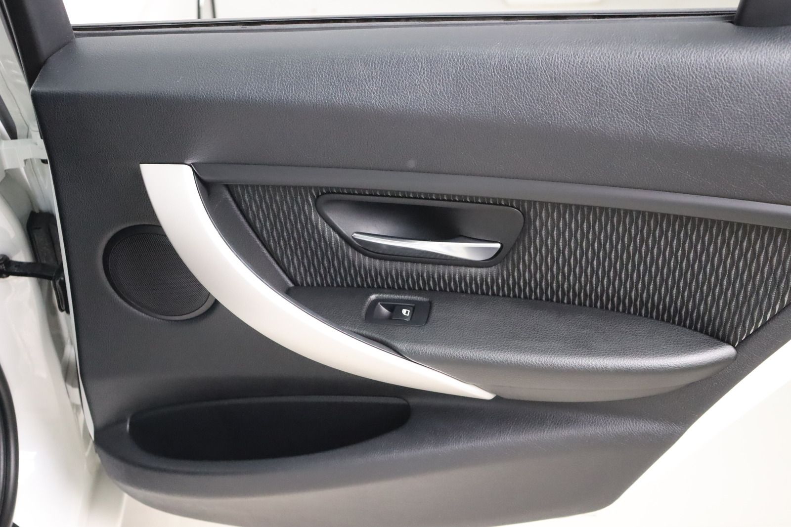 Fahrzeugabbildung BMW 320 i Touring xDrive * Bi- Xenon * Navi
