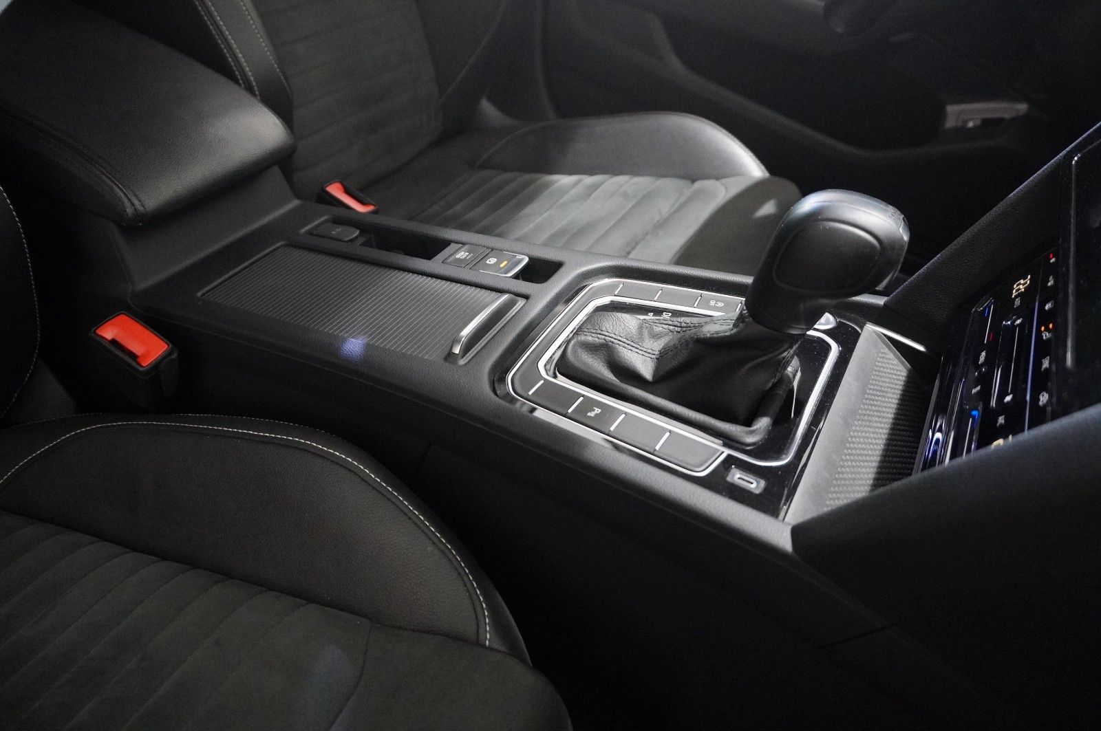 Fahrzeugabbildung Volkswagen Passat VARI. 2.0D R-LINE 4M NAVI/LED/KAMERA/AHK