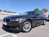 BMW 530 d xDrive PANO/MATRIX/AHK/HUD/STOP&GO/KAMERA - BMW 530 mit Panoramadach