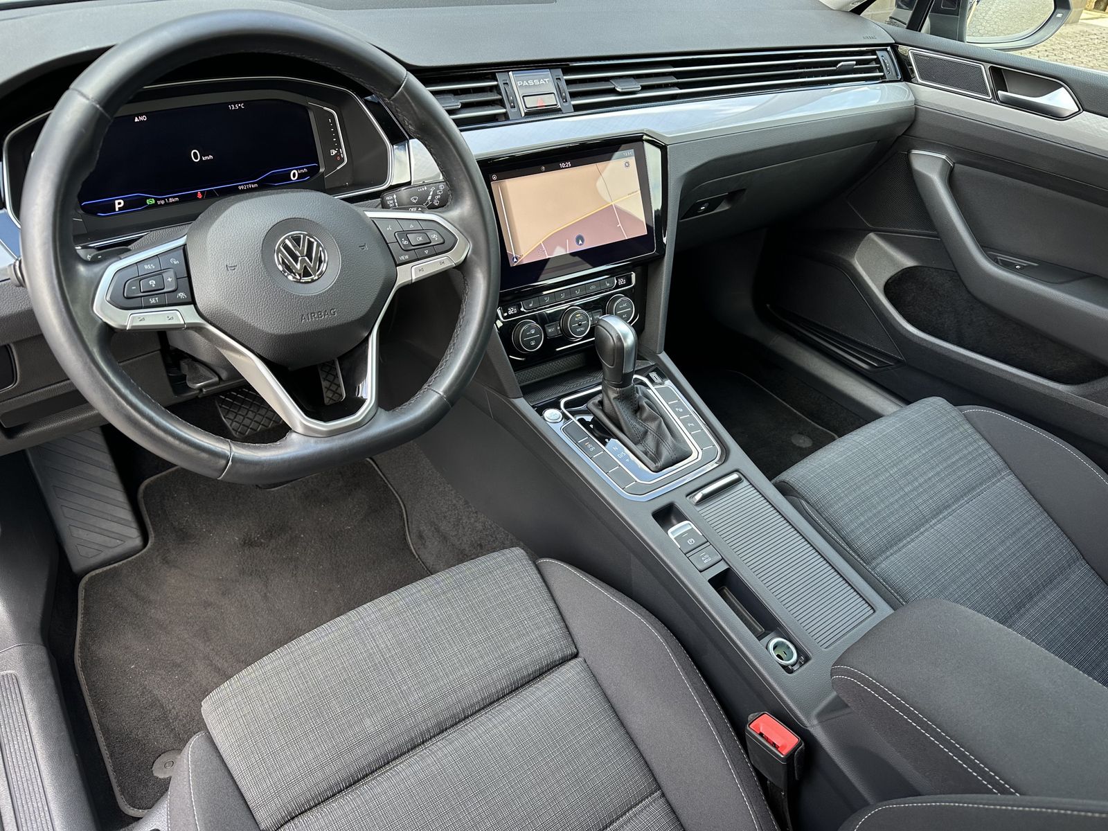Fahrzeugabbildung Volkswagen Passat Variant 2.0 TDI DSG Business NAV+LED+ACC