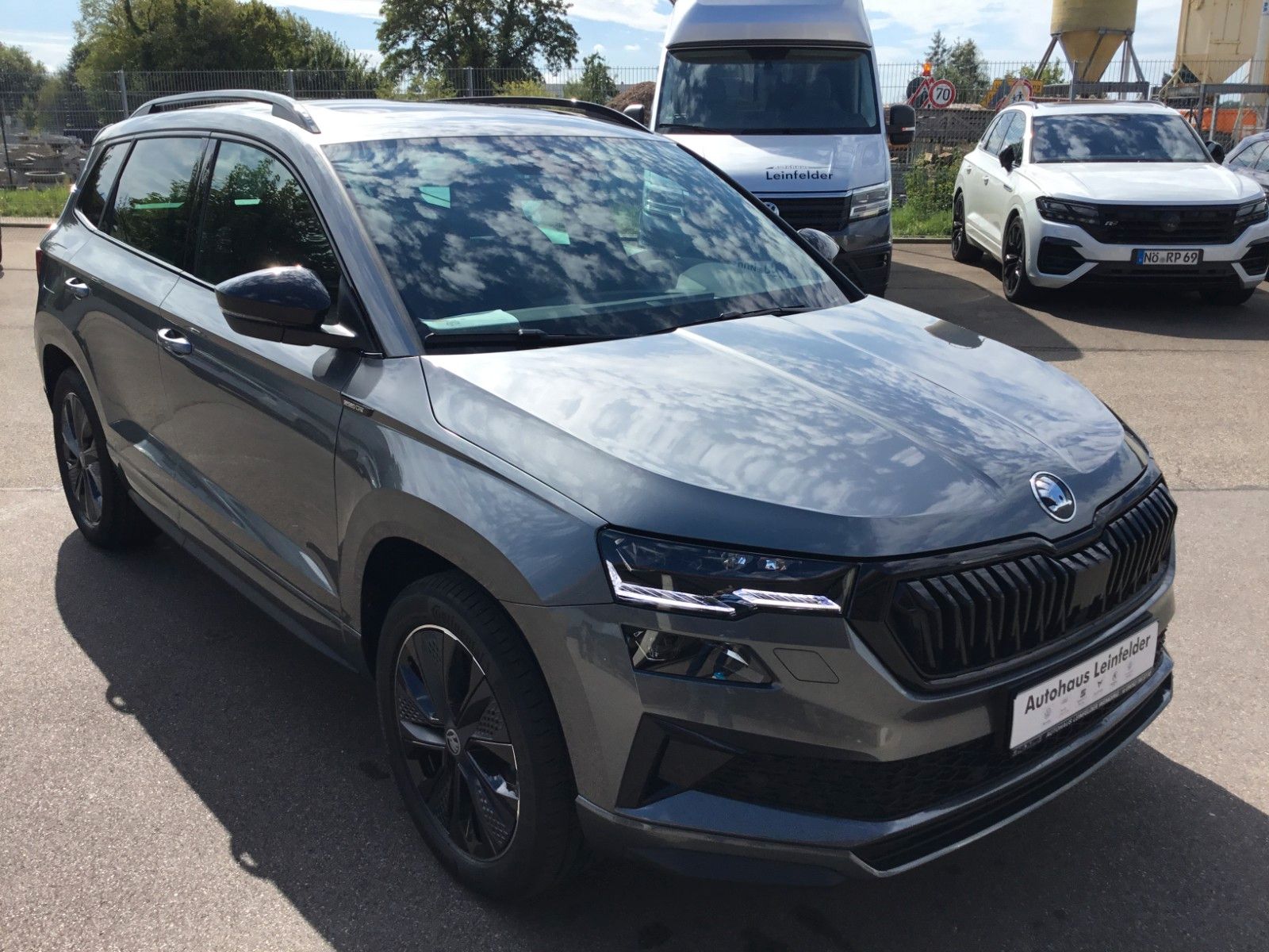Fahrzeugabbildung SKODA Karoq 2.0l TSI DSG 4x4 Sportline+AHK+Matrix+Pano