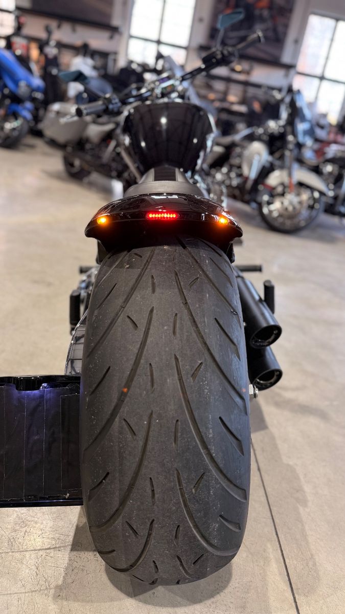 Fahrzeugabbildung Harley-Davidson Breakout Tunderbike Umbau Chrome Head