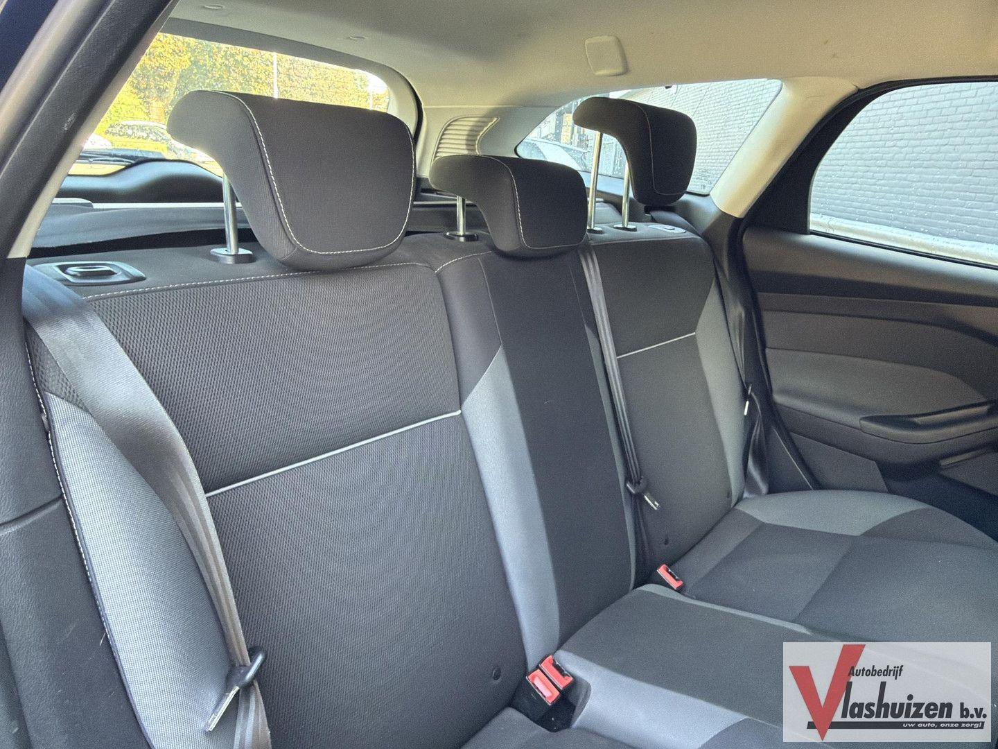 Ford Focus 2012 — photo 18