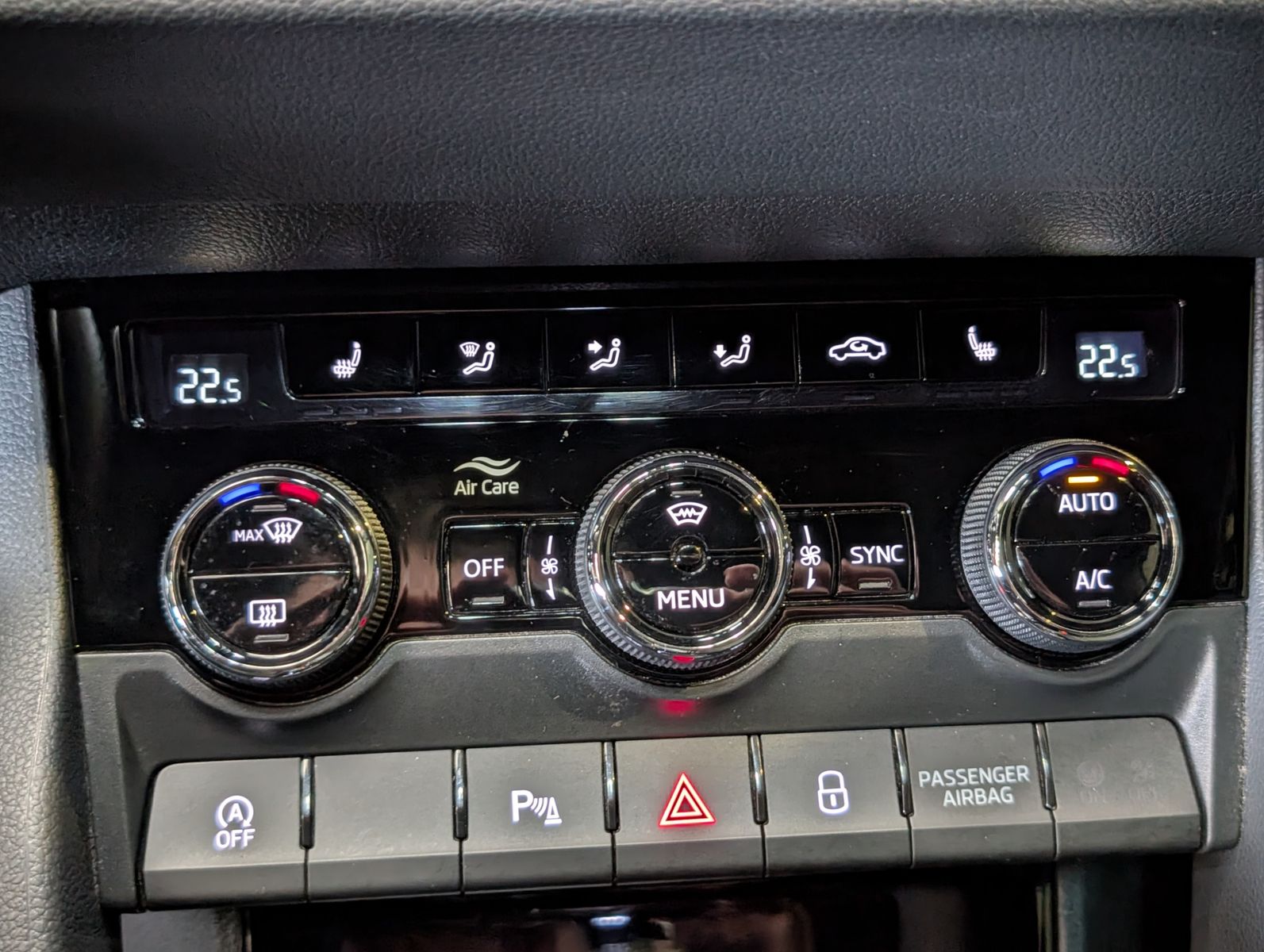 Fahrzeugabbildung SKODA Karoq 2.0 TDI DSG Sportline 4x4 ACC LED Cam AHK