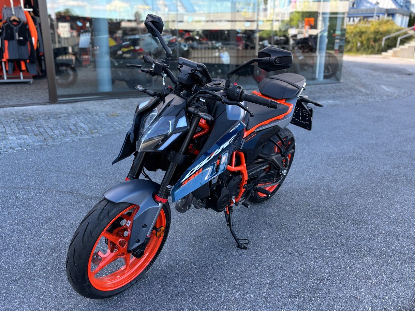 Fahrzeugabbildung KTM 390 Duke Modell 2025 beide Farben lagernd