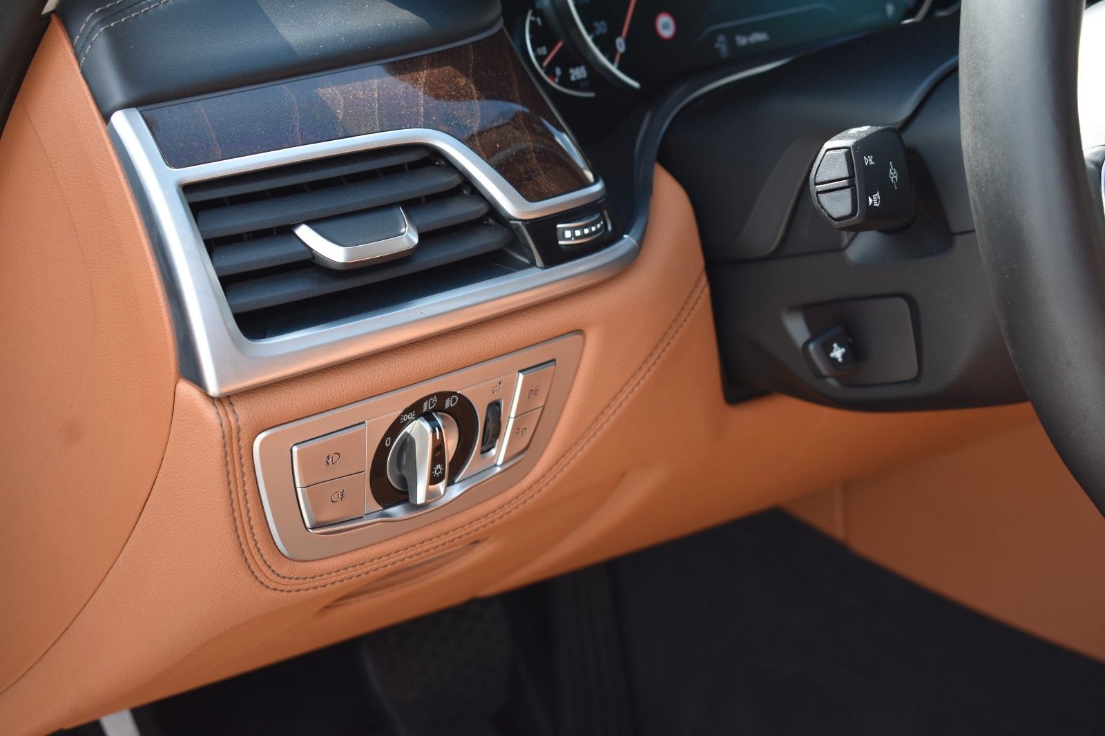 Fahrzeugabbildung BMW 750i xDrive M Sport Gestik Applecar H&K Garantie