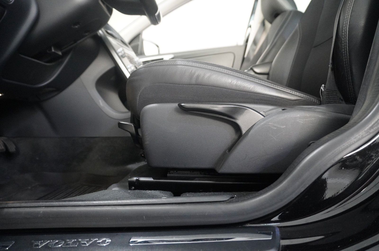 Fahrzeugabbildung Volvo XC 60 MOMENTUM 2WD NAVI/BI-XENON/SHZ/KAMERA/TEMP