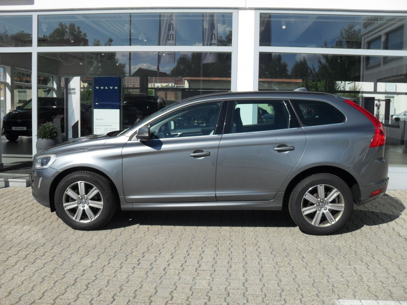 Fahrzeugabbildung Volvo XC 60 2.0 Automatik - Momentum 2WD