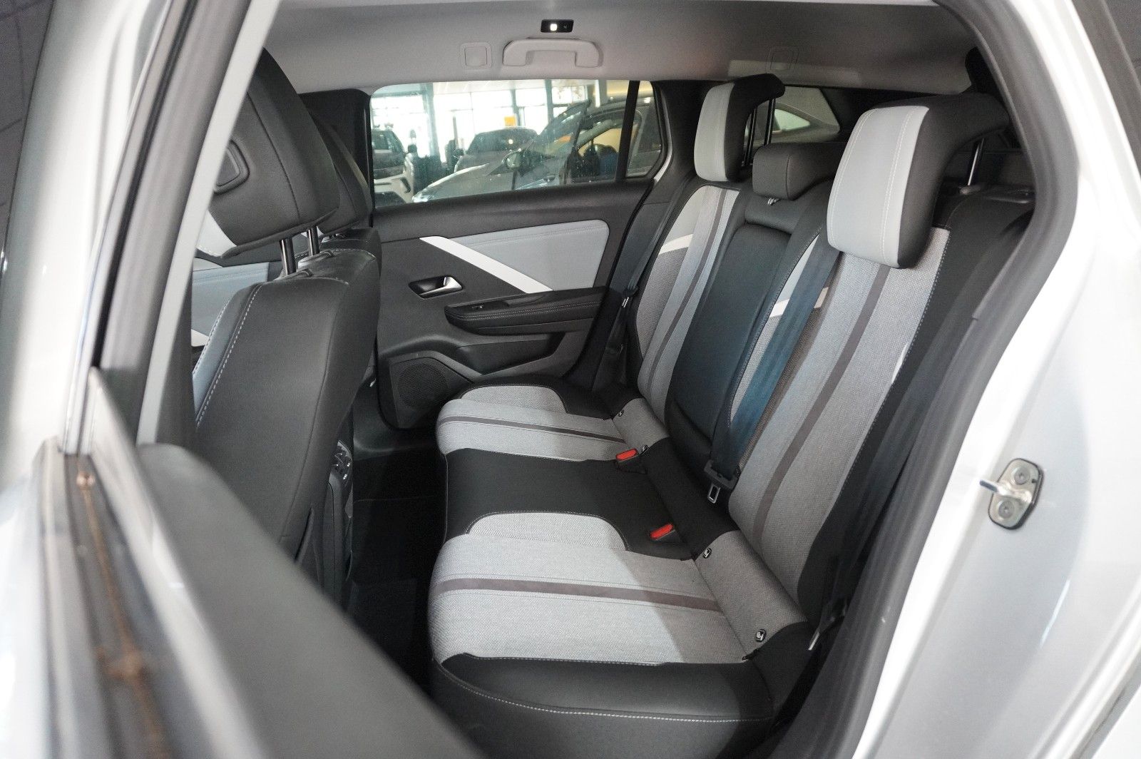 Fahrzeugabbildung Opel Astra L ST 1.6 HYBRID ELEGANCE NAVI/LED/KAMERA