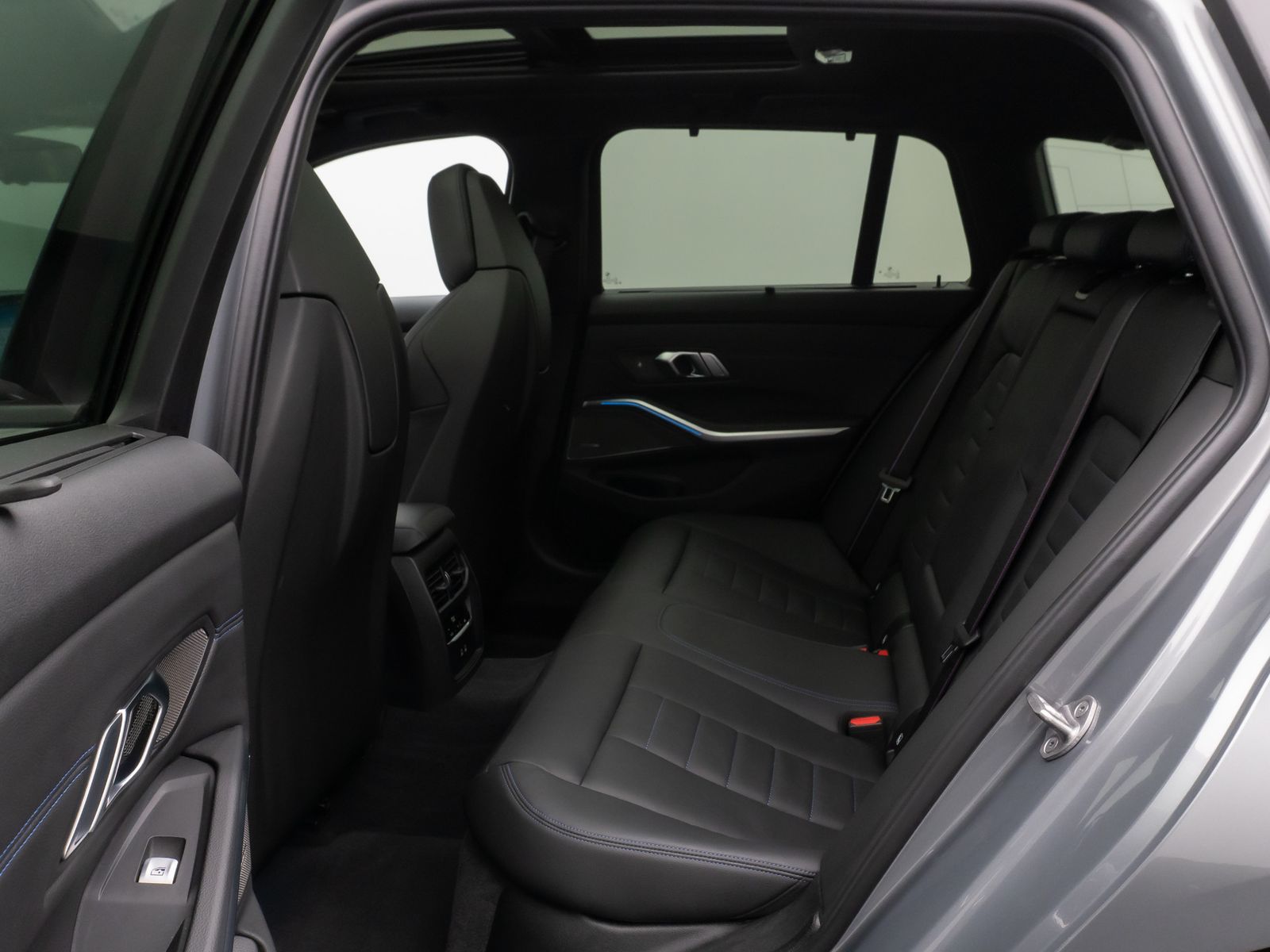 Fahrzeugabbildung BMW 330d M Sport Pro Panorama Kamera DAB H/K HUD