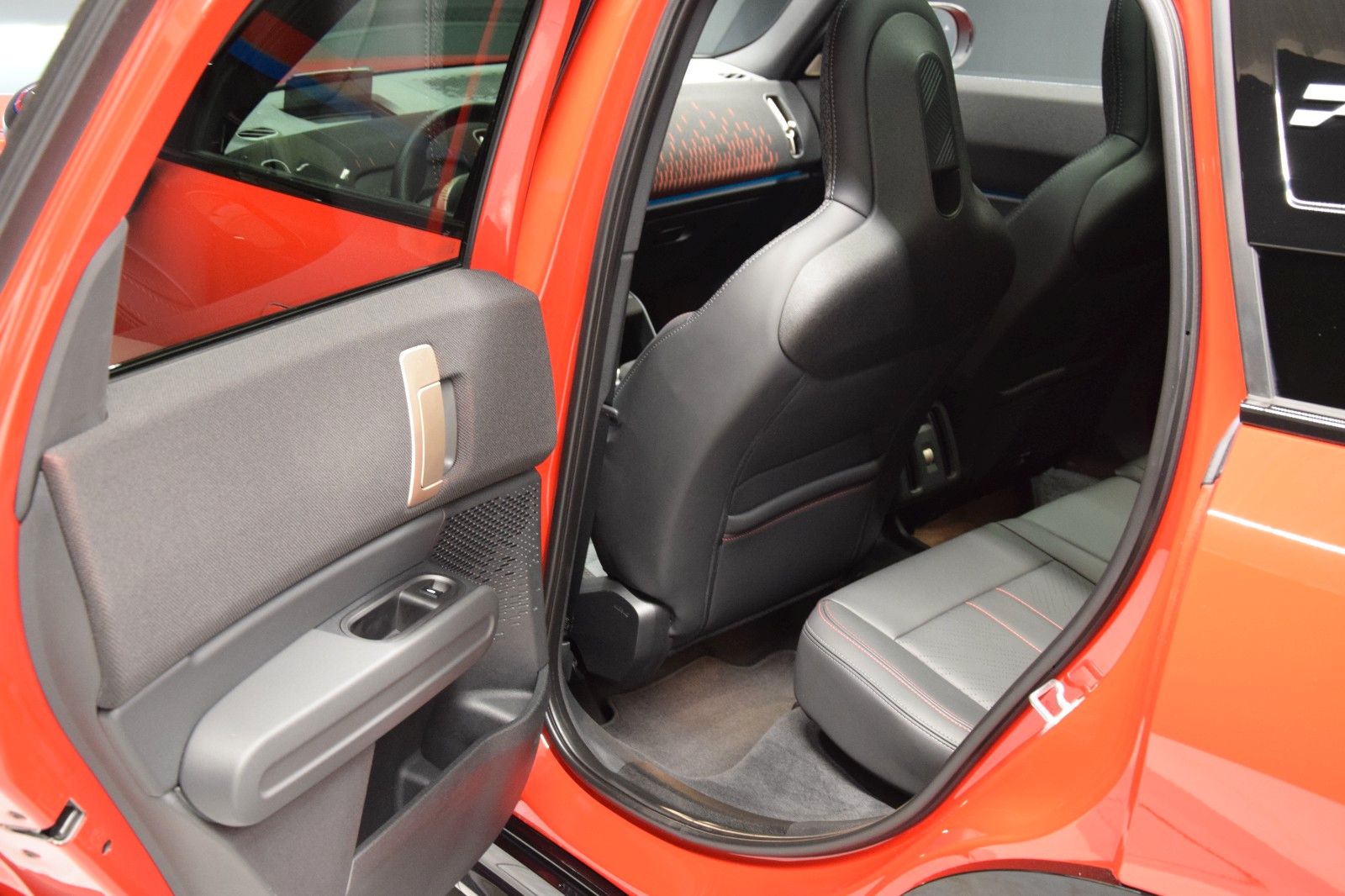 Fahrzeugabbildung MINI Countryman C John Cooper Works Trim L-Paket Pano