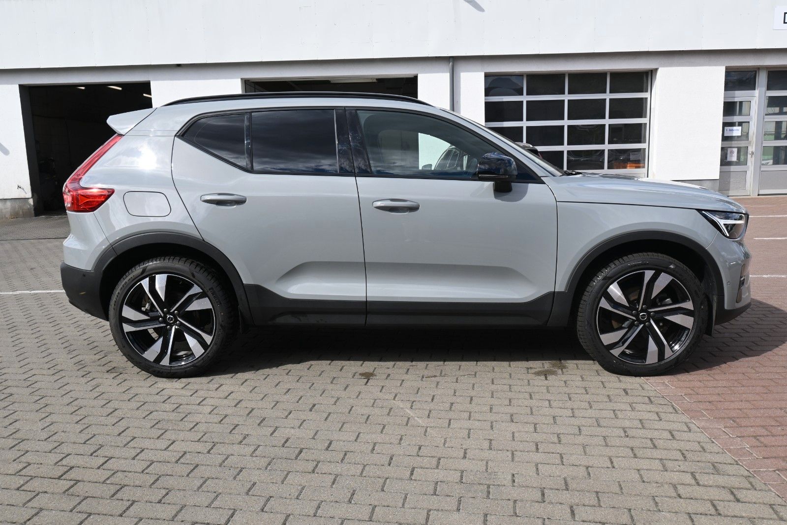 Fahrzeugabbildung Volvo XC40 B4 DKG Dark*PANO*STDHZG*360°*ACC*AHK*VOLL *