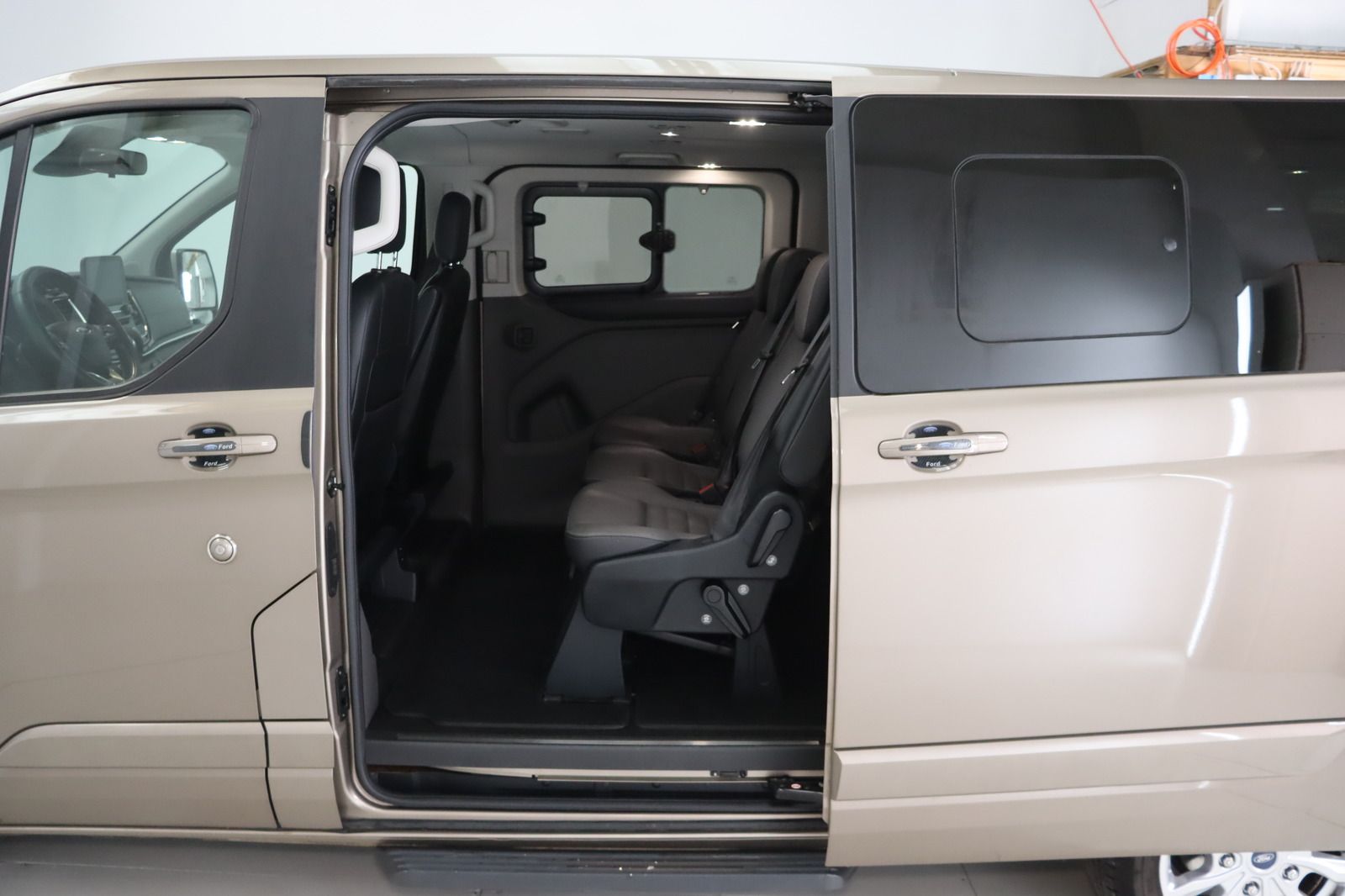 Fahrzeugabbildung Ford Tourneo Custom 2.0 L2 Lang Titanium Black Series